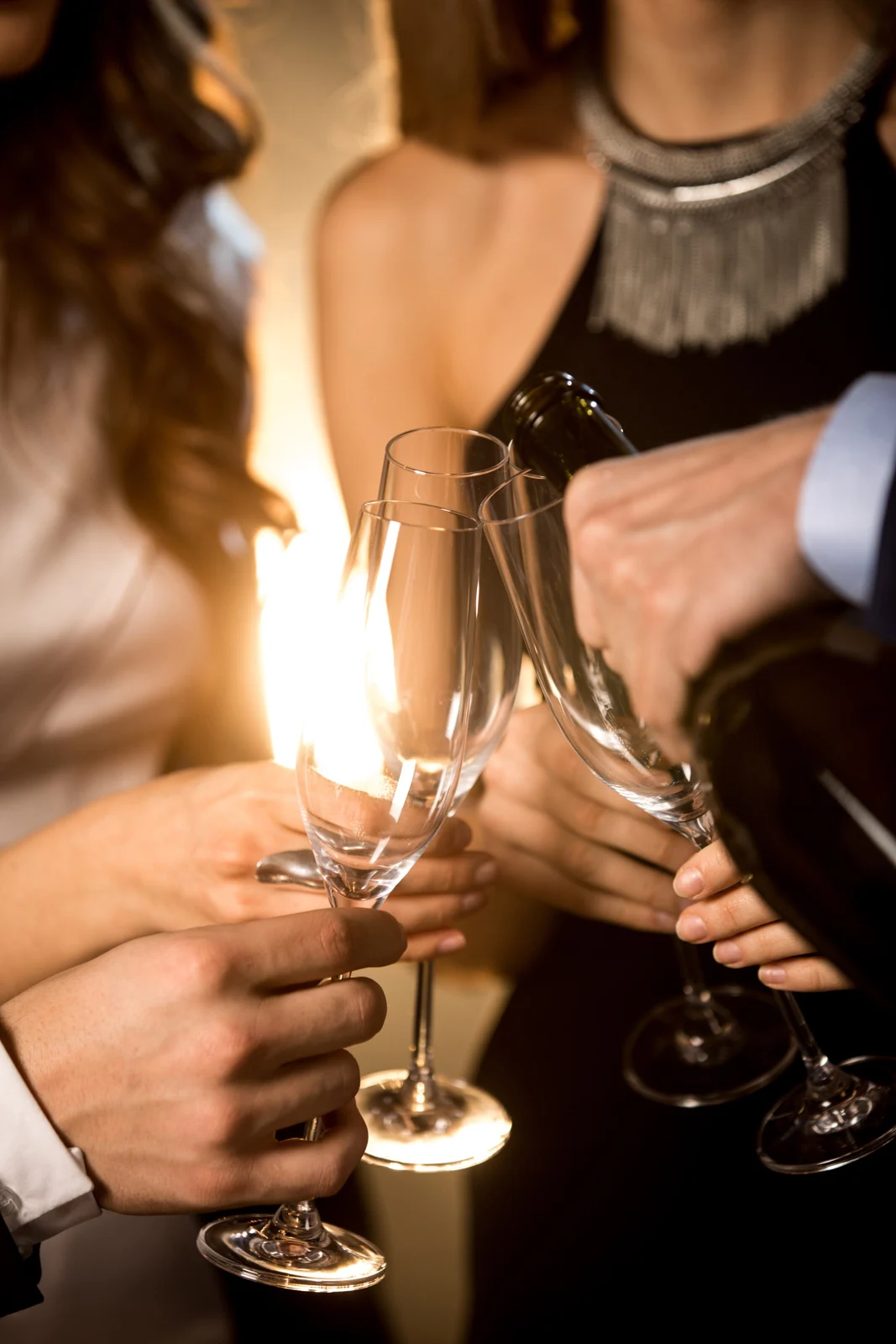 Brindis durante un evento en Espacio IDEAR